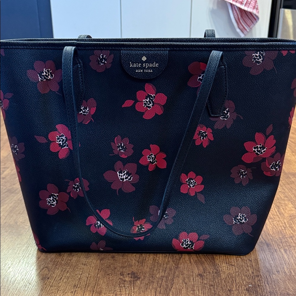 Stunning Kate Spade floral Dana tote in like new condition!
